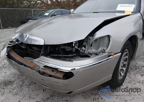 2001 Lincoln Town Car Signature z USA, uszkodzony, nr VIN 1LNHM82WX1Y633403